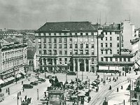 Trg bana Jelačića 1939. godine  Gradska kavana izgrađena je 1931. godine. Fellerova četverokatnica 1928. godine nadogradnjom i preoblikovanjem pročelja postala stambeno-poslovna peterokatnica Stern.